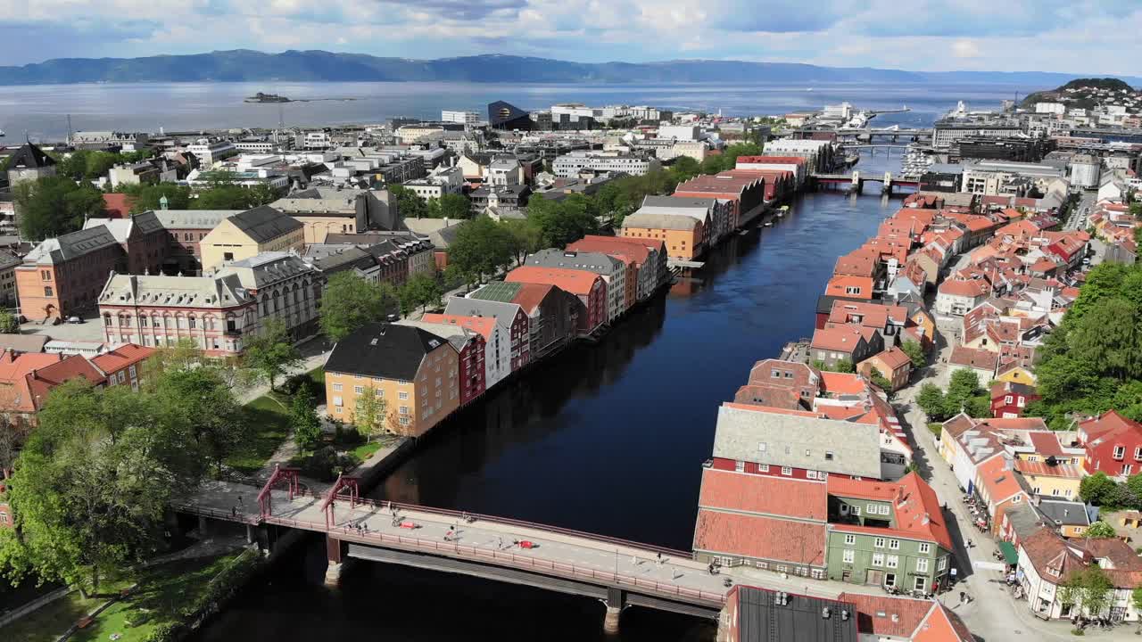 Luftfoto: Trondheims gamle bydel og Nidelven i Norge.