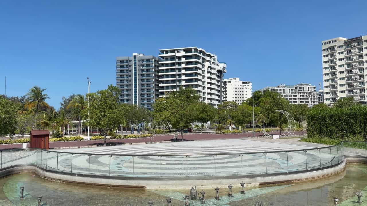 Vista de edificios de apartamentos y rascacielos en la ciudad de Hulhumale desde el parque central, Maldivas