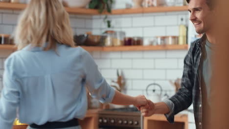 Pareja-Bailando-En-La-Cocina-De-Casa