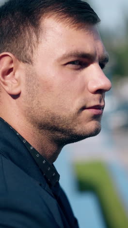 el perfil de un hombre.