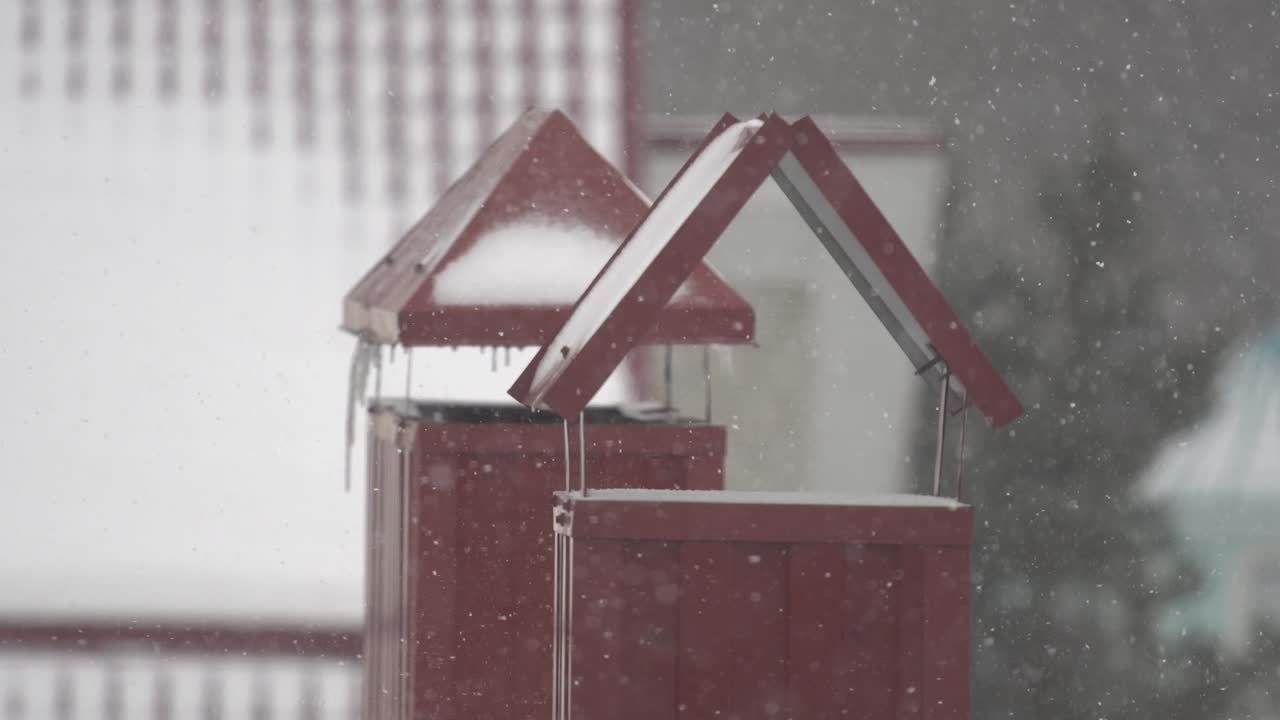 타일 지붕 과 굴 의 모습