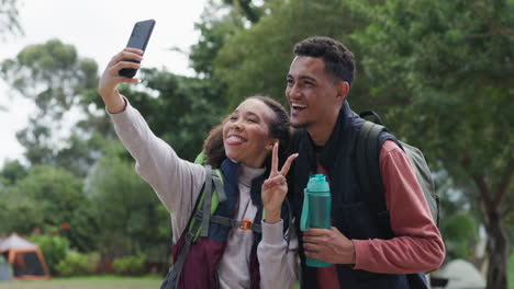 Pareja-Feliz,-Selfie-Y-Bosques-En-Camping