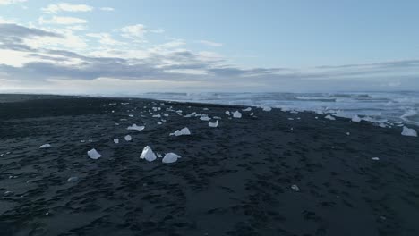 Playa-De-Diamantes---Playa-De-Arena-Negra-Y-Rocas-De-Hielo