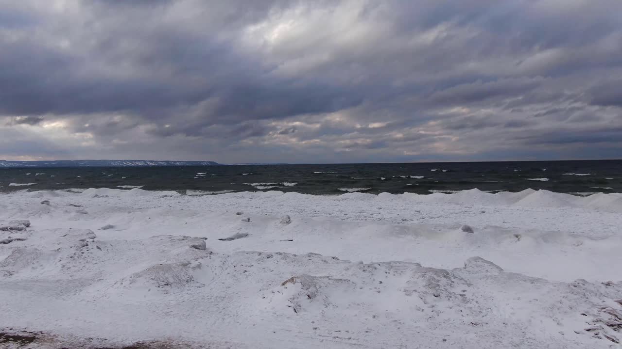 Right to left shot at the Wasaga Beach, in the afternoon.4K
