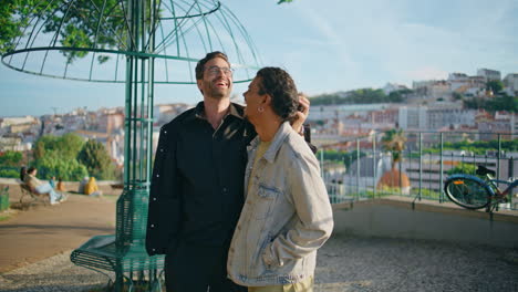 una pareja gay feliz disfrutando de un día en el parque de la ciudad.