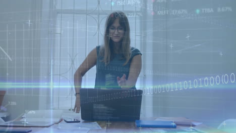 animación del procesamiento de datos financieros sobre una mujer de negocios que usa computadora