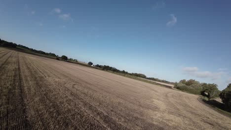 Vuelo-De-Drones-Fpv-A-Través-De-Tierras-De-Cultivo-Agrícola-Hacia-El-Campo-Tree-Hedge-Uk