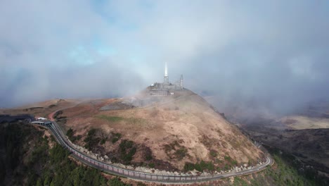 Eine-Luftaufnahme-Zeigt-Den-Puy-De-Dome,-Mit-Wolken-Um-Die-Gegend