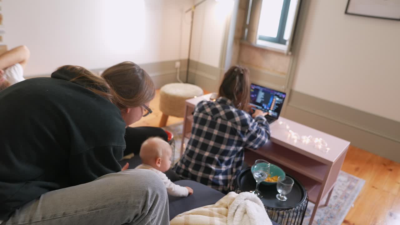 집에서 휴식을 취하는 가족