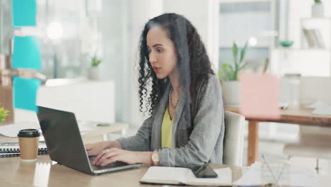 Mujer,-Computadora-Portátil-Y-Negocios-Escribiendo-En-Serio