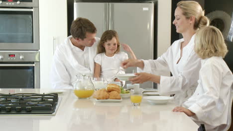 Ausgeschlafene-Familie-Beim-Frühstück