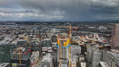 Portland,-Oregon,-Luftaufnahme-V101-Und-Umgebung-Mehrerer-Baustellen-In-Der-Innenstadt,-Aufnahme-Des-Städtischen-Stadtbildes-Und-Neuer-Stadtentwicklungen-Im-Südwestlichen-Viertel-–-Aufgenommen-Mit-Mavic-3-Cine-–-August-2022