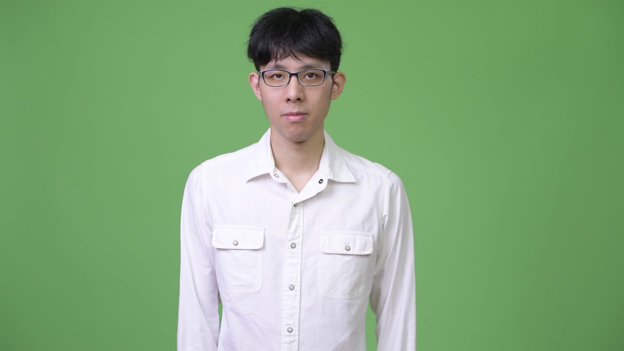 녹색 배경 에 있는 젊은 아시아인 사업가