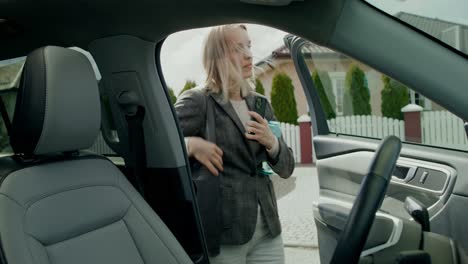 mujer entrando o saliendo del coche