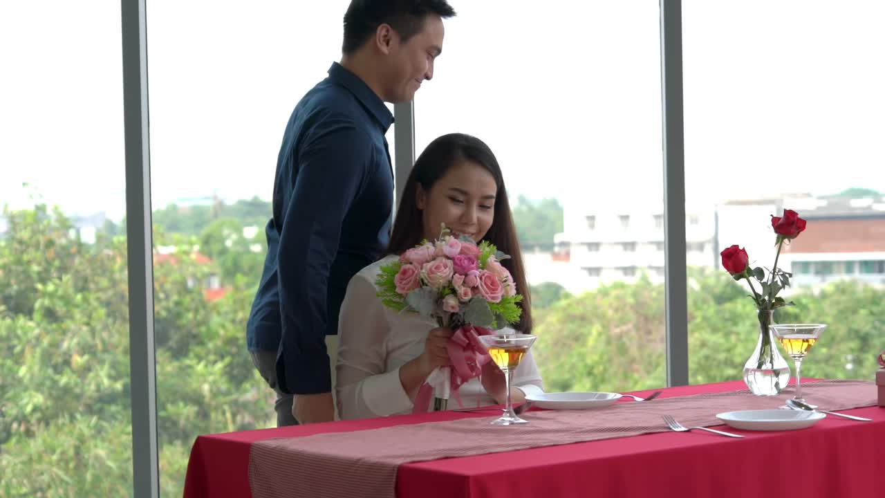 행복 한 로맨틱 한 커플 이 레스토랑 에서 점심 을 먹고 있다