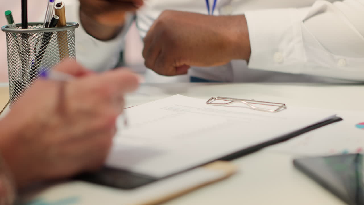 pareja de mediana edad en consulta con un asesor financiero