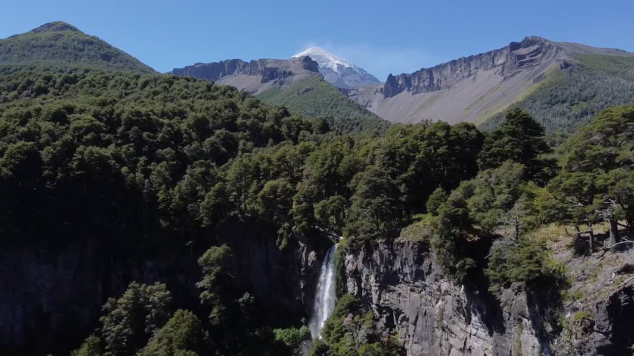 vista aérea de la grandiosa cascada y el majestuoso paisaje natural capturado en la patagonia, argentina, sudamérica