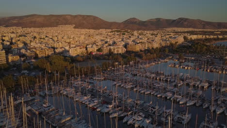 Vista-Aérea-Del-Puerto-De-Atenas-Lleno-De-Yates-Y-Catamaranes