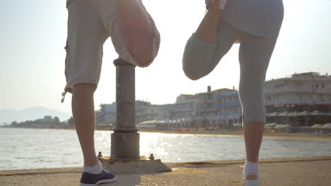 Hombre-Y-Mujer-Estirando-Los-Músculos-De-Las-Piernas