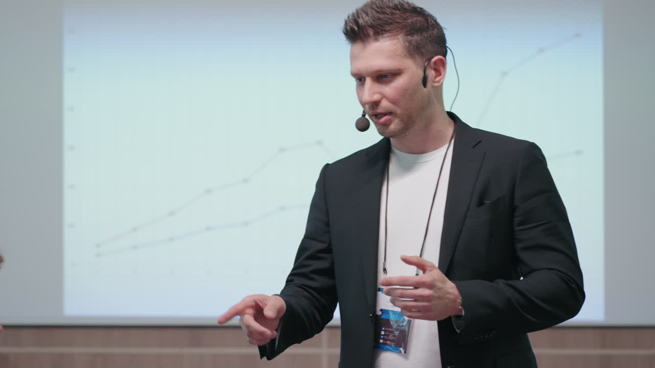 experto financiero y analista de negocios está hablando en la conferencia comunicándose con los participantes