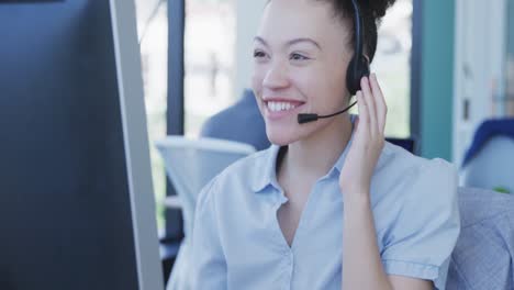 Junge-Frau-Mit-Headset,-Die-Am-Computer-Arbeitet