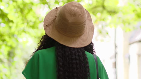 vista trasera de cerca de una turista femenina de vacaciones en oxford, reino unido, explorando la calle de la ciudad caminando a lo largo del pasaje del cordero y la bandera