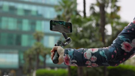 estabilizador de gimbal de teléfono, primer plano de los brazos de prueba de movimientos de la cámara, cámara lenta
