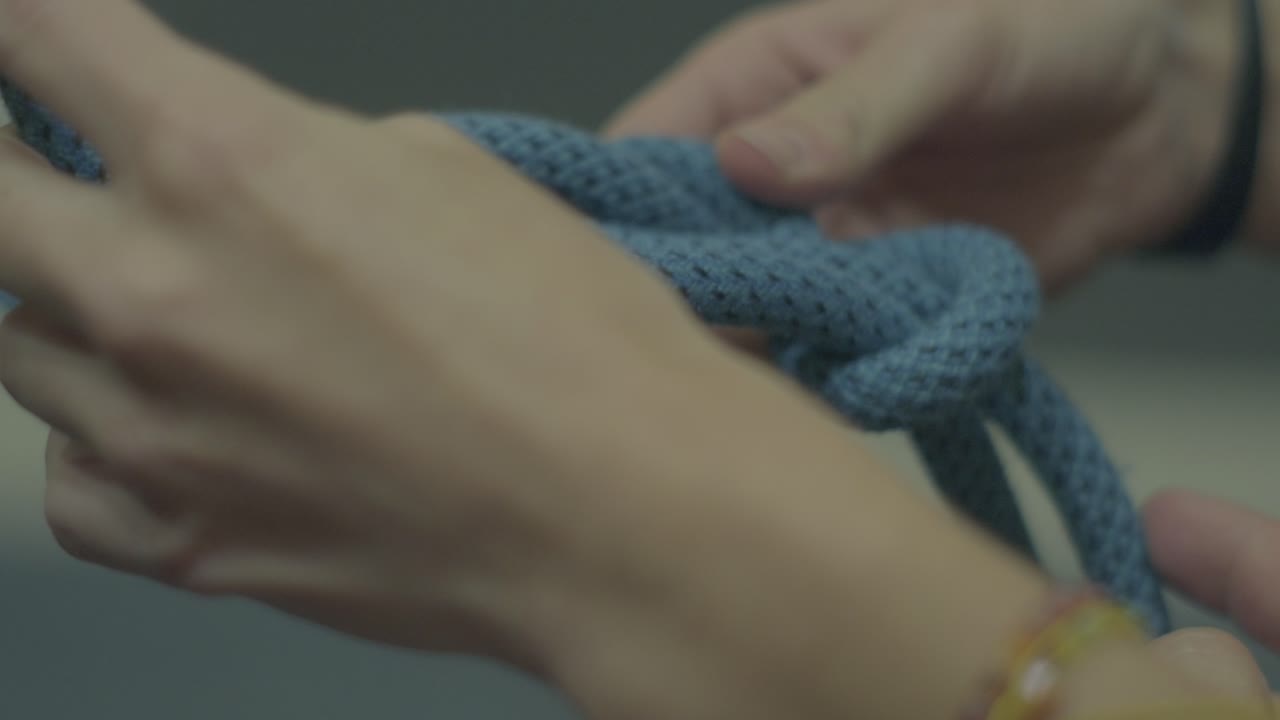 바위 등반자는 매을 는 법을 배니다.