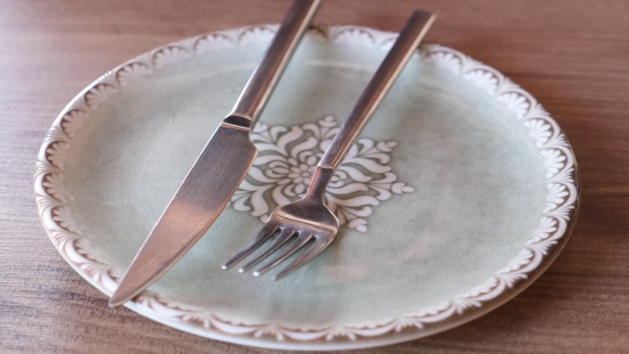 plato vacío con cubiertos