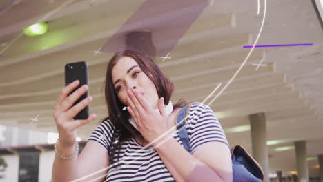animación del procesamiento de datos sobre una mujer caucásica que usa un teléfono inteligente