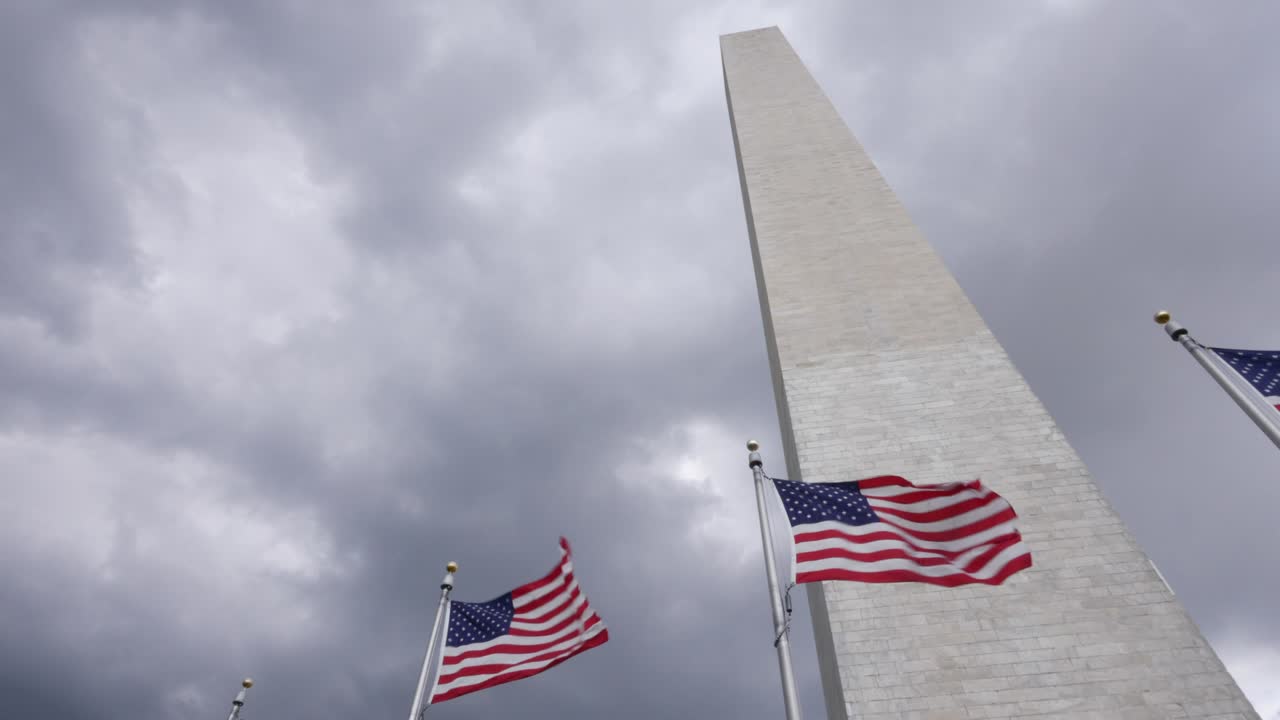 Primo piano di bandiere americane presso il Monumento a Washington situato a Washington DC negli USA