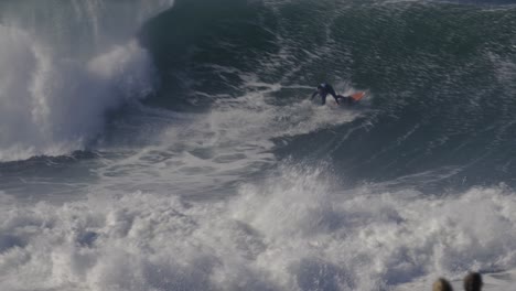 衝浪者騎著巨大的海浪在葡萄牙納扎雷, 衝浪是危險的極端運動