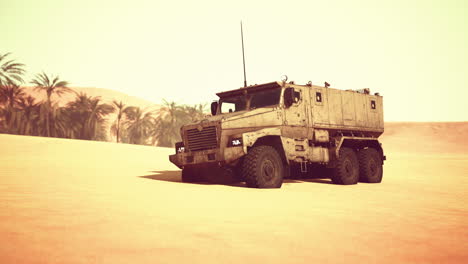 camión militar blindado en el desierto