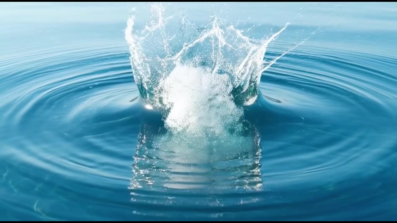 Impatto di un grande oggetto che crea schizzi e increspature in acqua blu calma