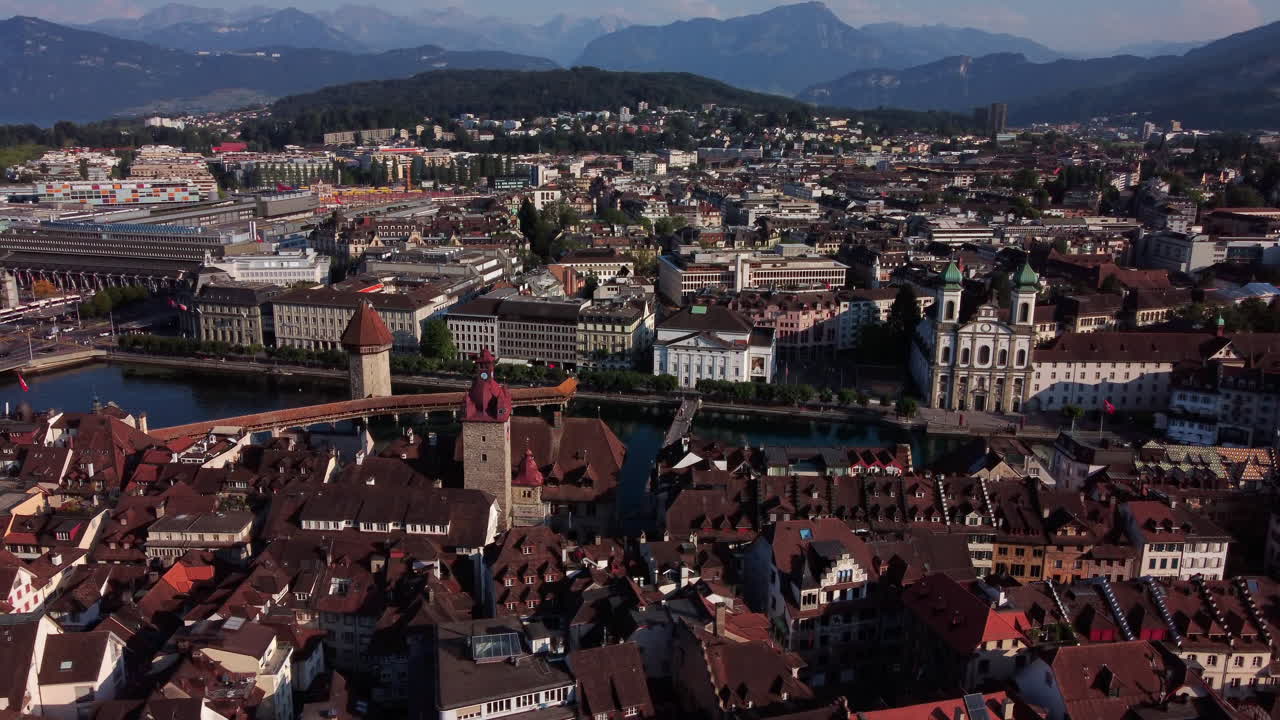 vista aérea orbitando sobre el antiguo ayuntamiento del casco antiguo de lucerna