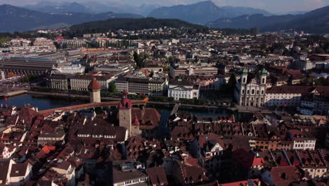 Vista-Aérea-Orbitando-Sobre-El-Antiguo-Ayuntamiento-Del-Casco-Antiguo-De-Lucerna