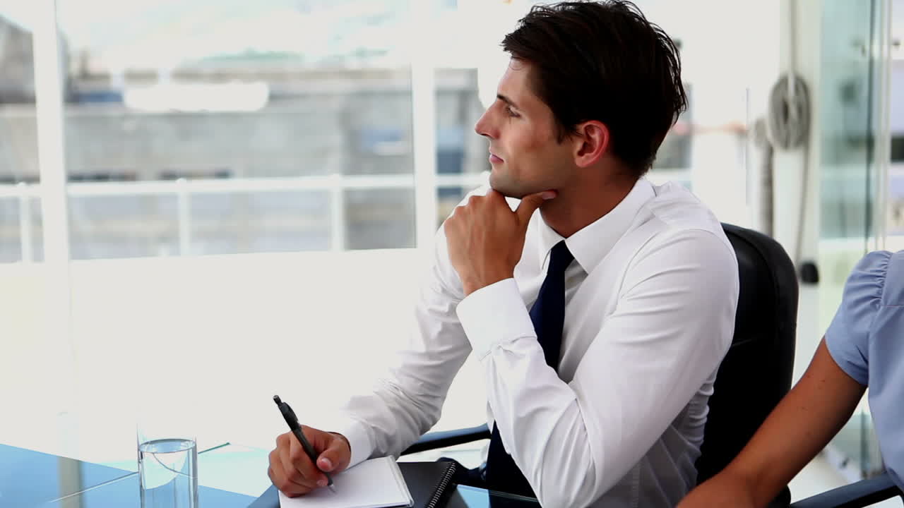 un hombre de negocios confundido preguntando algo.