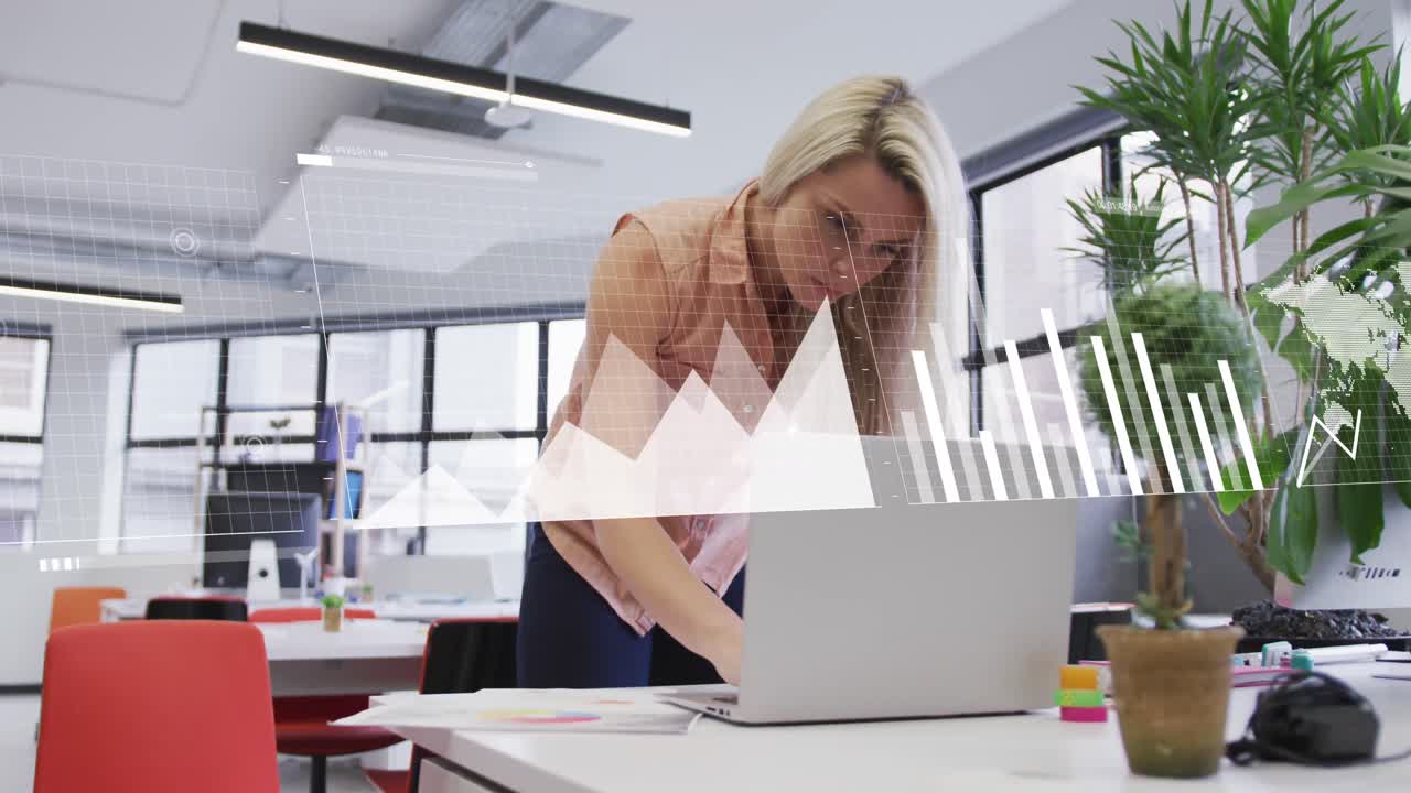 анимация нескольких графиков над белой женщиной, использующей ноутбук в офисе.