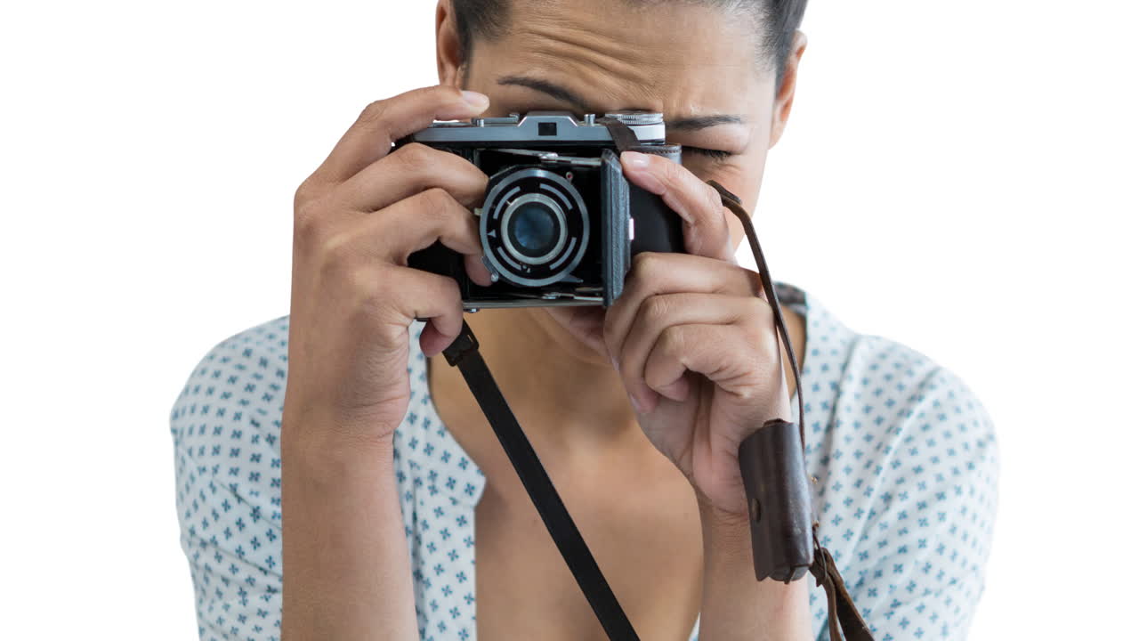 ⁇ 색 배경 위에서 카메라를 들고 있는 백인 여성의 애니메이션