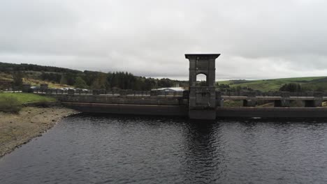 Alwen-Reservoir-Industrielles-Hydroelektrisches-Wahrzeichen-Luftbild-über-Historisches-Ländliches-Seedammgebäude