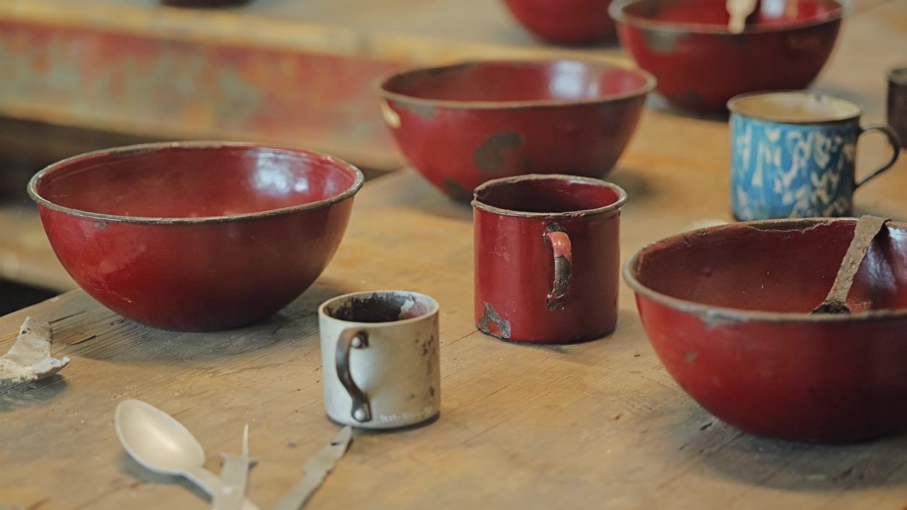 Auténticos utensilios de comedor de campamento conservados como artefactos conmemorativos del Holocausto.