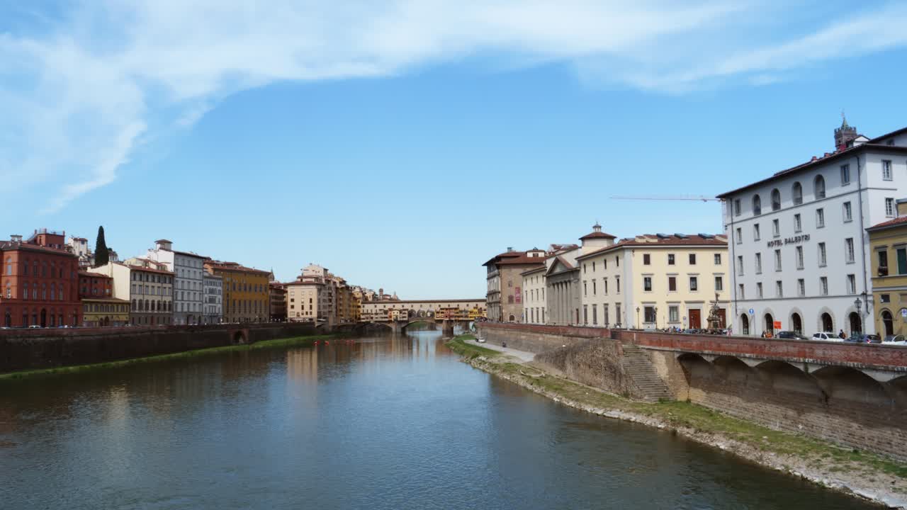 Vista panorámica del paisaje urbano de Florencia con el río Arno y el Ponte Vecchio