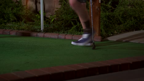 Un-Primer-Plano-De-Una-Mini-Pelota-De-Golf-Morada-Siendo-Golpeada-Con-Un-Palo