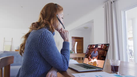 maestra caucásica usando portátil y auriculares de teléfono en videollamada con un escolar