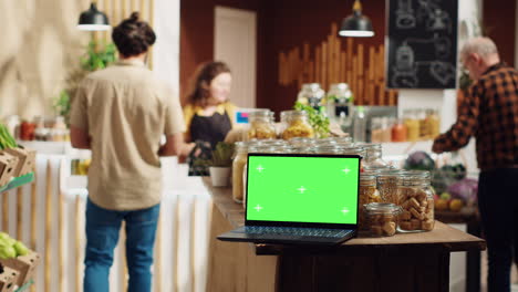 tableta de maqueta en una tienda de alimentos ecológicos