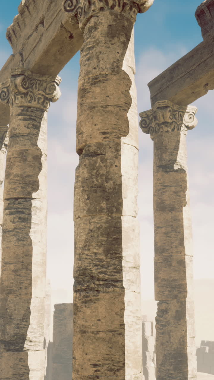 Rovine di antiche colonne si ergono su un paesaggio desertico con cielo nuvoloso