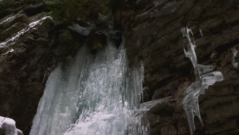 cascada congelada con acantilado y rocas cubiertas de hielo, abismo ausable, adirondacks