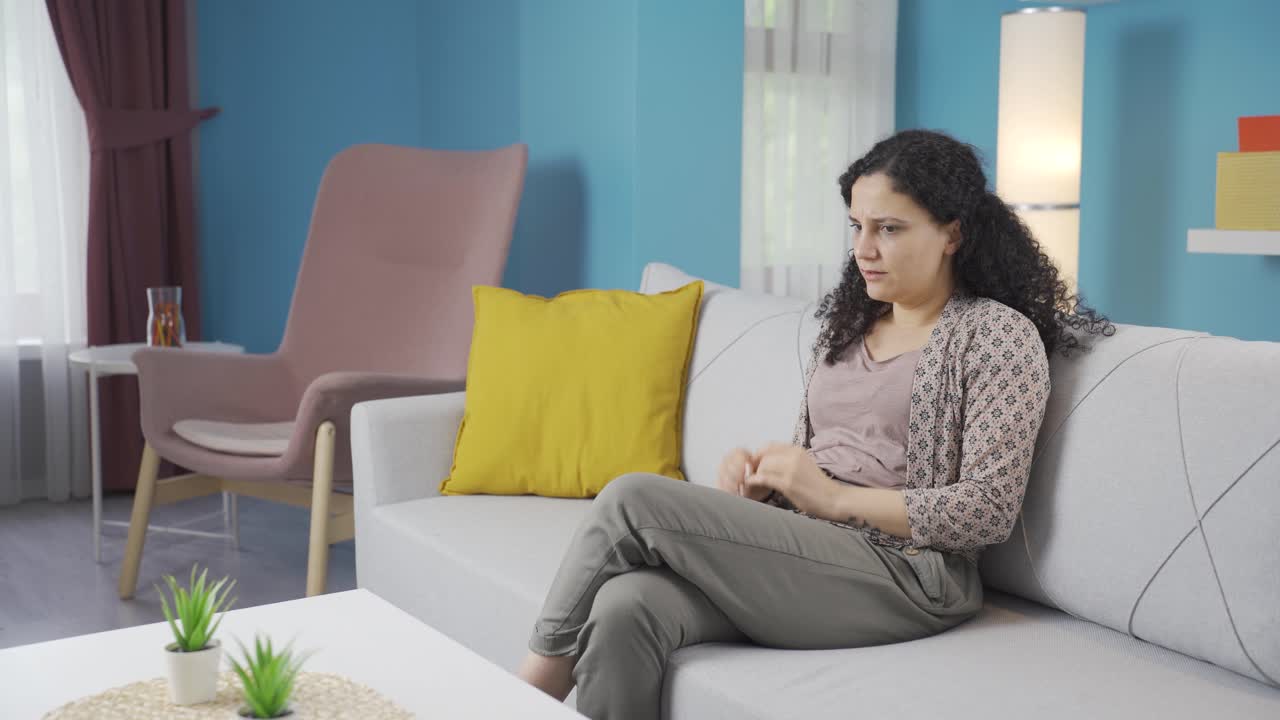 심리적 문제를 가진 젊은 여성이 집에서 혼자 있습니다.