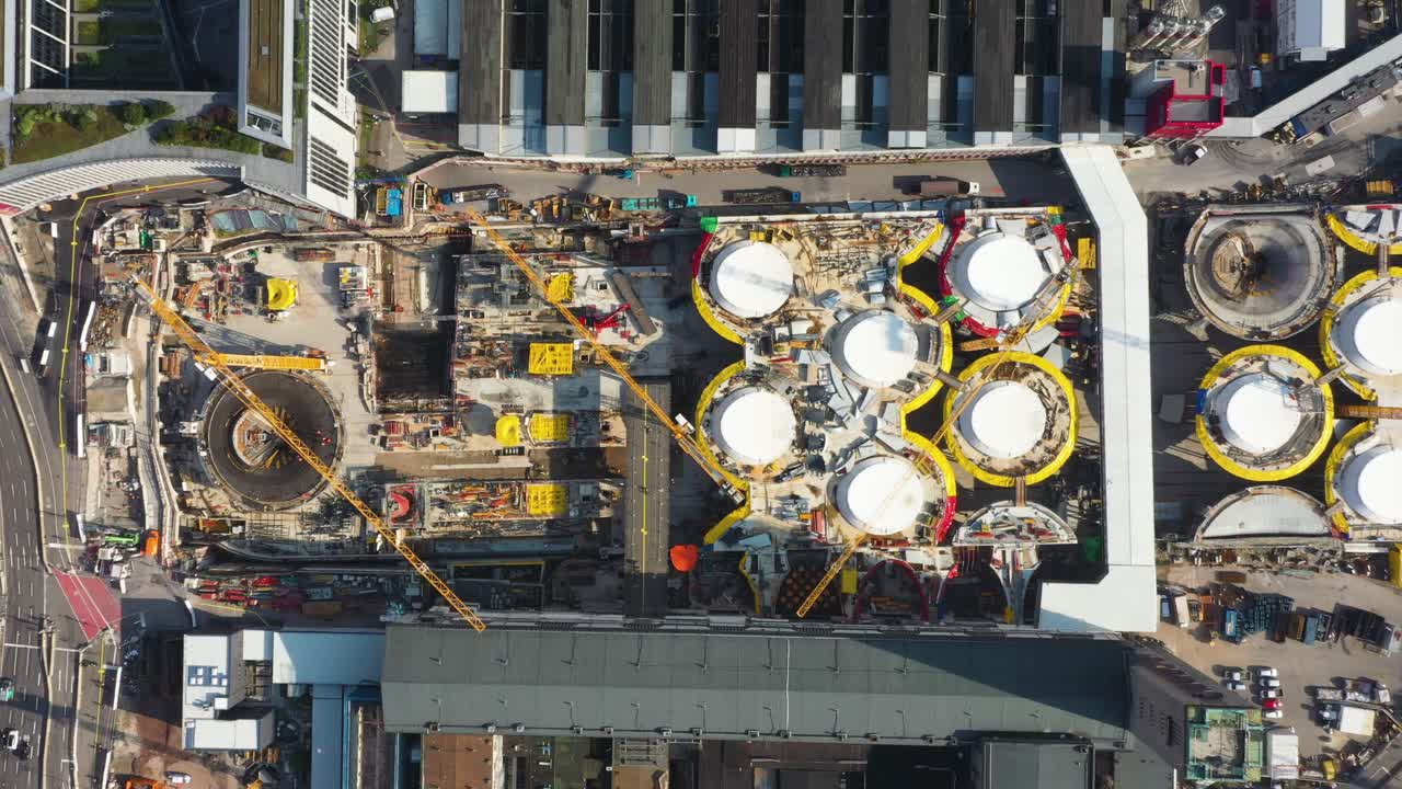 vista aérea de arriba hacia abajo del enorme sitio de construcción de la estación principal de tren stuttgart s21 con grúas y trabajadores de la construcción en aumento en stuttgart, alemania