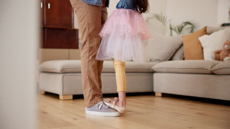 familia, hombre y niño con pies para bailar en casa